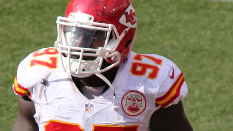 File photo from September 14, 2014: Allen Bailey during his Kansas City years. It does not show his final seasons in Atlanta or anything connected to this week. The 16:9 cropped derivative is offered under the same CC BY-SA 3.0 licence as the original.