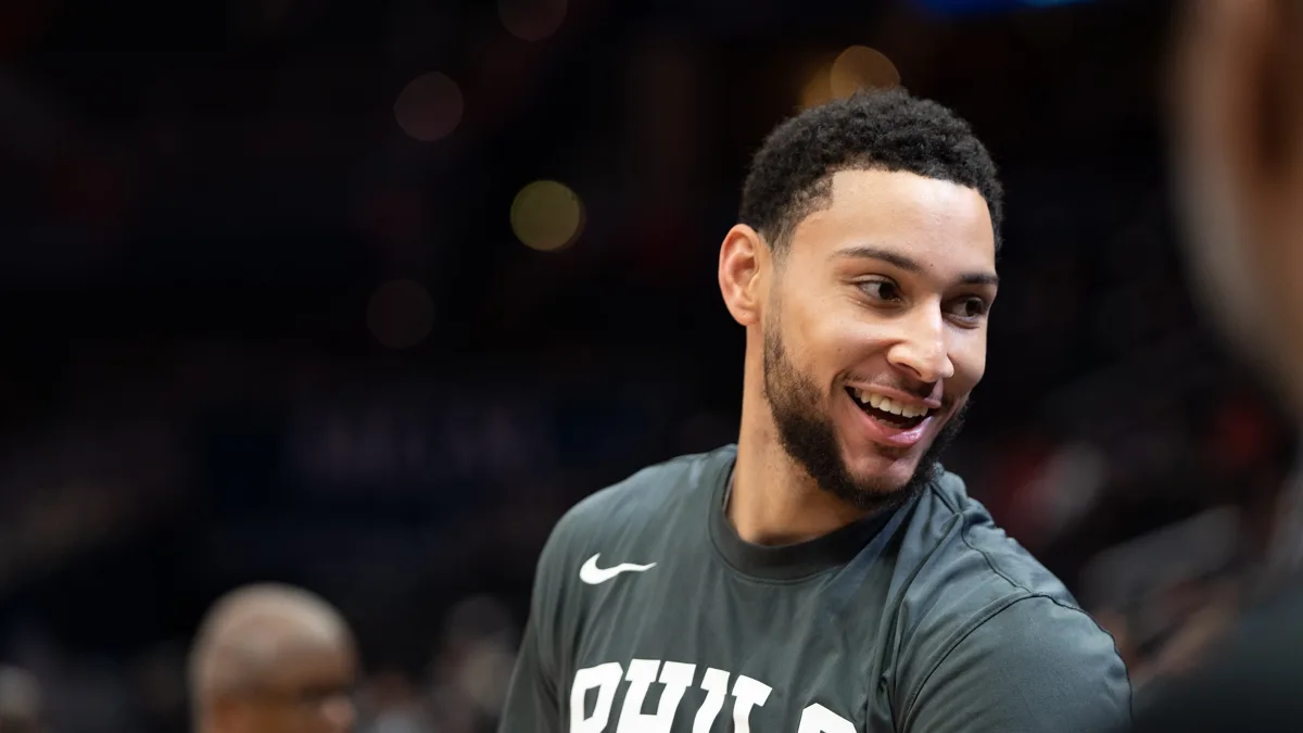 File photo from 5 December 2019: Ben Simmons playing for the Philadelphia 76ers against the Washington Wizards. It does not show Sacramento, the Kings' practice, or this injury. The 16:9 cropped derivative is offered under the same CC BY-SA 2.0 licence.