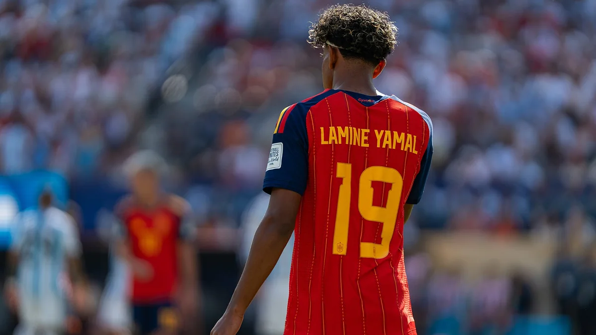 File photo from 19 July 2026: Lamine Yamal playing for Spain against Argentina in the World Cup final. It does not show Saturday's match at Real Betis. The cropped 16:9 derivative is offered under the same CC BY-SA 4.0 licence as the original.
