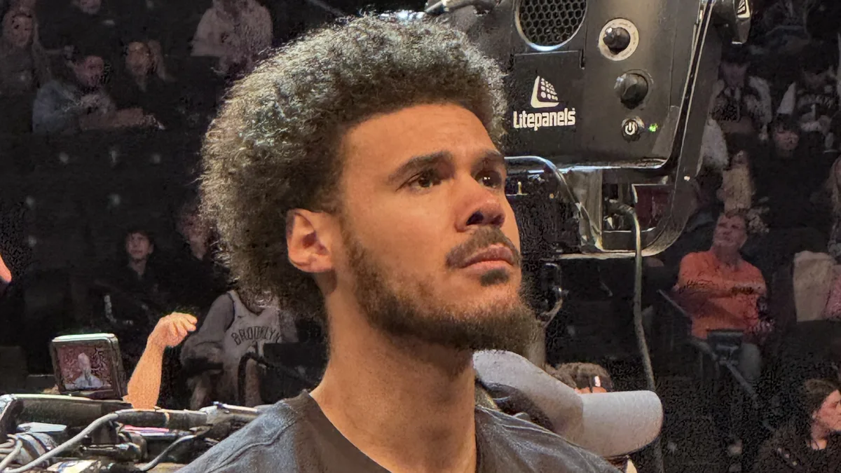 File photo from 7 February 2025: Cam Johnson courtside before a Brooklyn game. It does not show the Lakers game or the elbow on Reaves. The 16:9 cropped derivative is offered under the same CC BY-SA 4.0 licence as the original.