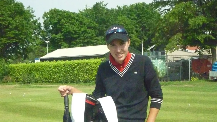 File photo from 2 June 2012: Carlota Ciganda standing with her tour bag at the Dutch Ladies Open. It does not show the 2026 Buick LPGA Shanghai. The 16:9 cropped derivative is offered under the same CC BY-SA 3.0 licence.