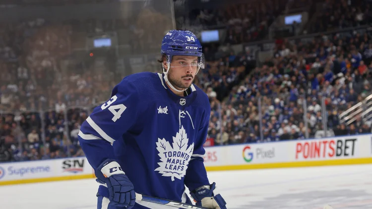 File photo from 17 October 2022: Auston Matthews in a Toronto Maple Leafs uniform against the Arizona Coyotes. It was not taken at the Calgary game and does not show the faceoff penalty or Cowan.