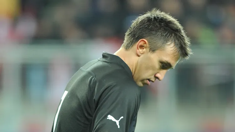 File photo from March 2014 of Fernando Muslera in a Uruguay goalkeeper kit during a friendly against Austria. It does not show the Flamengo match. The 16:9 cropped derivative is offered under the same CC BY-SA 3.0 at licence.