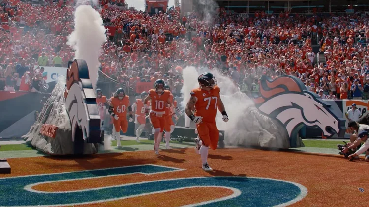 File photo from 13 September 2025: Week 1 action between the Tennessee Titans and the Denver Broncos. It does not show Thursday's game against Seattle. The 16:9 cropped derivative is offered under the same CC BY 4.0 licence.