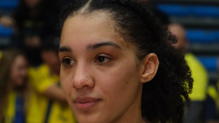 File photo from 8 January 2025: Gabby Williams in a Fenerbahce jersey during a EuroLeague Women game. It does not show the 2026 WNBA Finals at Chase Center. The 16:9 cropped derivative is offered under the same CC BY 4.0 licence.