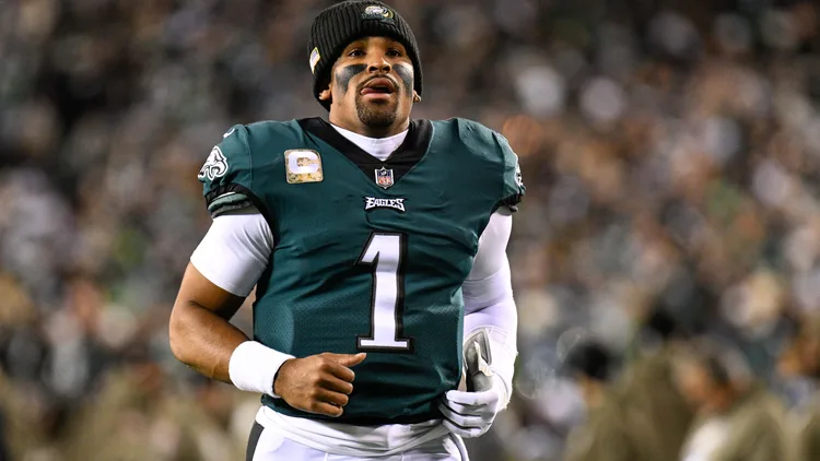 File photo from 14 November 2022: Jalen Hurts in his Eagles uniform at Lincoln Financial Field. It does not show the 2026 season or his calf injury. The 16:9 cropped derivative is offered under the same CC BY-SA 2.0 licence as the original.