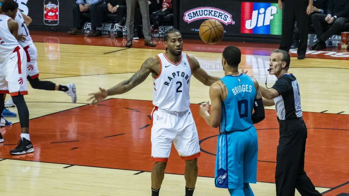 File photo from March 25, 2019: Kawhi Leonard in a Toronto Raptors uniform at Scotiabank Arena during his first spell with the team, in a game against Charlotte. It does not show Tuesday's game against the Knicks. The cropped 16:9 derivative is offered under the same CC BY-SA 4.0 licence as the original.