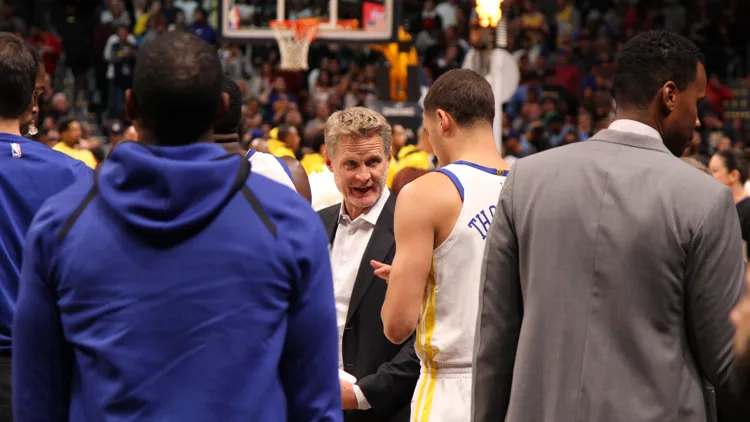 File photo from 4 November 2017: Golden State Warriors head coach Steve Kerr talking to his team before a game in Denver. It does not show the Grizzlies game on Friday. The 16:9 cropped derivative is offered under the same CC BY-SA 4.0 licence.