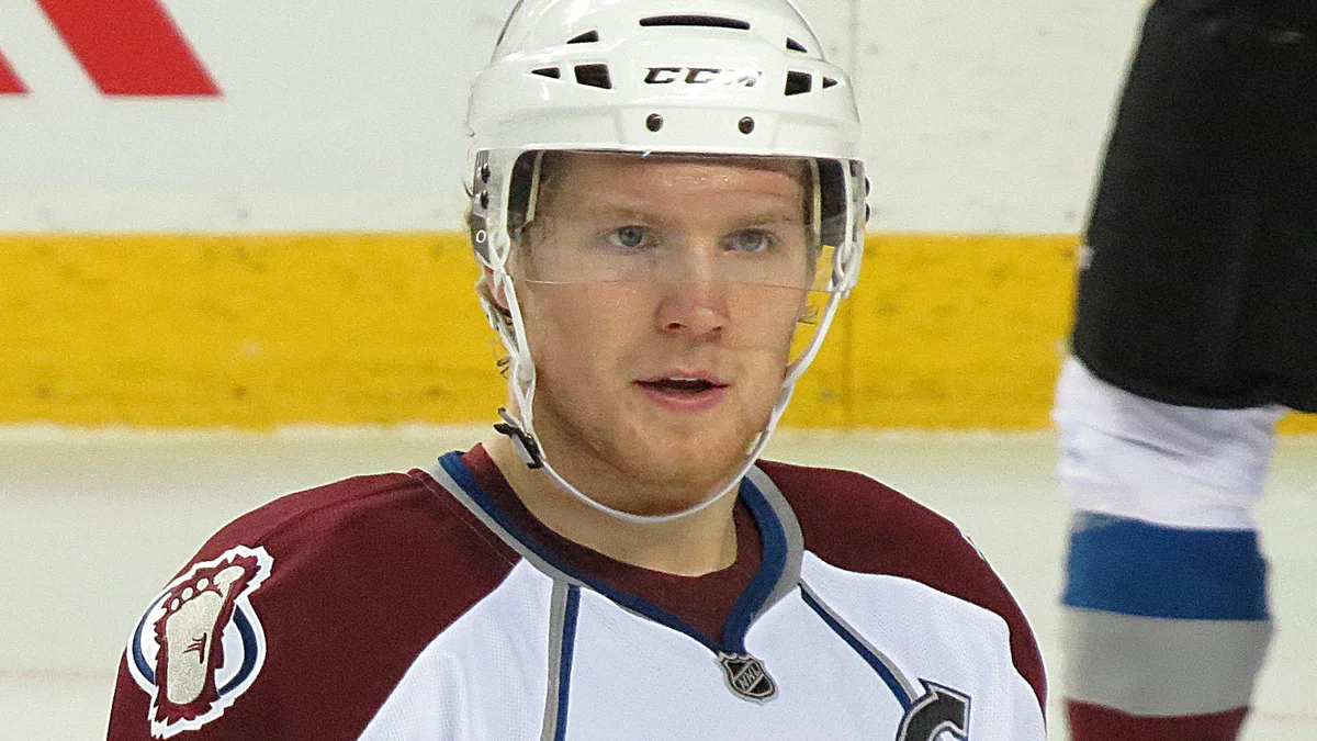 File photo from 6 December 2013: Gabriel Landeskog captaining the Colorado Avalanche. It does not show the Dallas game in Denver on October 14, 2026. The cropped 16:9 derivative is offered under the same CC BY-SA 2.0 licence as the original.