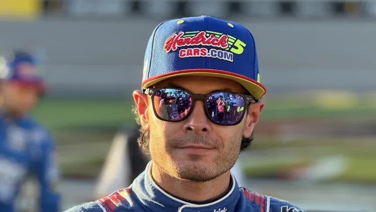 File photo from 4 October 2026: a portrait of Kyle Larson at Las Vegas Motor Speedway. It does not show Phoenix or the crash. The 16:9 cropped derivative is offered under the same CC BY 4.0 licence.