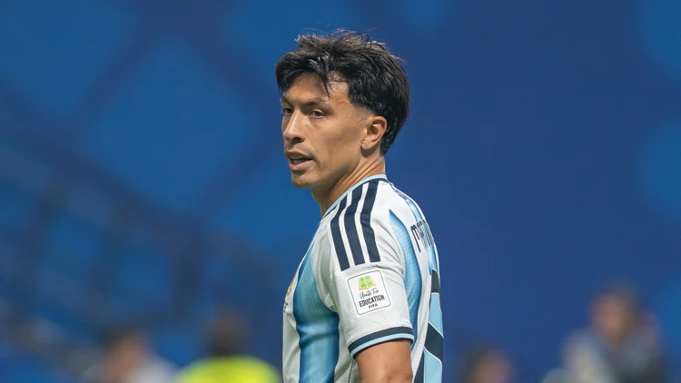 File photo from July 2026: Lisandro Martinez in an Argentina shirt at the World Cup. It does not show the Atletico Madrid match or Manchester United. Cropped 16:9 derivative offered under the same CC BY-SA 4.0 licence as the original.