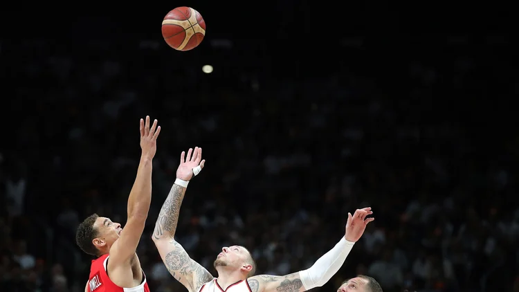 File photo from 9 August 2023: Dwight Powell, in Canada's red No. 7 jersey, contests the opening tip against Germany in Berlin. It does not show Dallas or the waiver. The 16:9 cropped derivative is offered under the same CC BY-SA 4.0 licence.