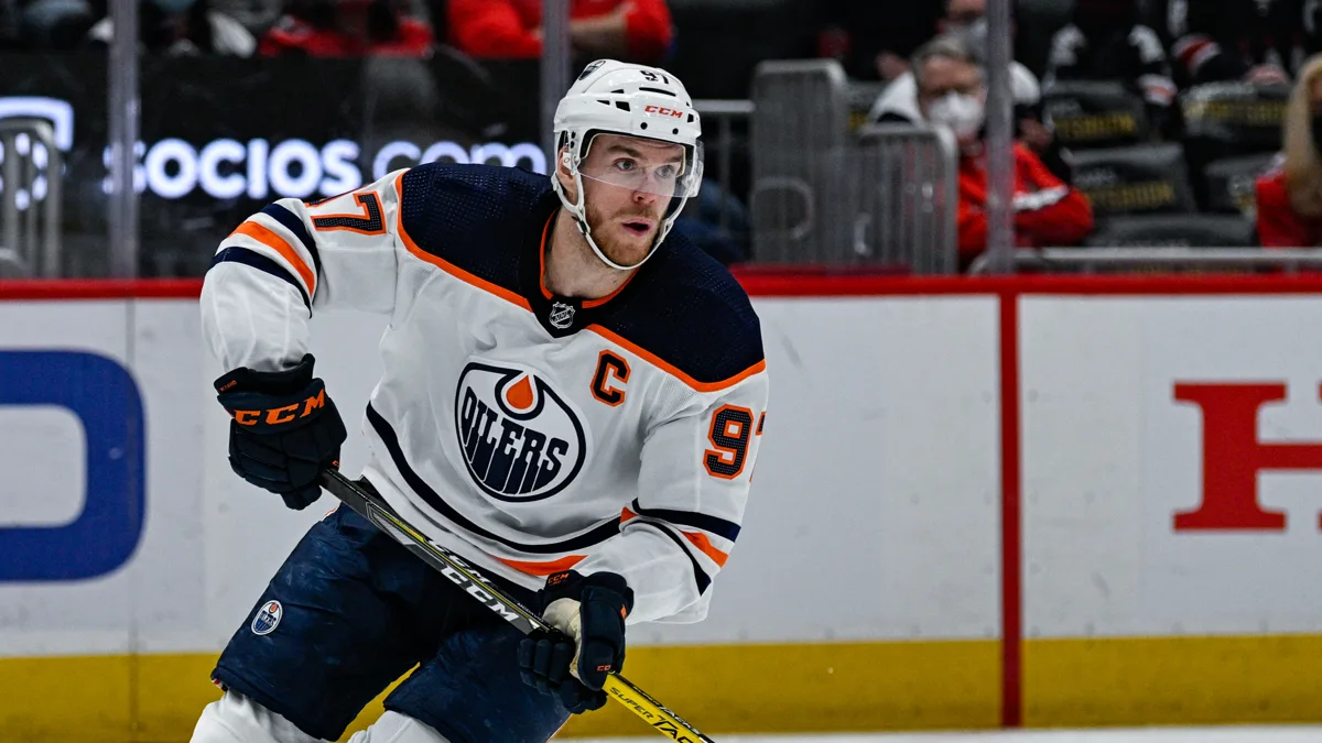 File photo from 2 February 2022: Connor McDavid skating for the Edmonton Oilers in Washington. It does not show the Utah game. The 16:9 cropped derivative is offered under the same CC BY-SA 2.0 licence.