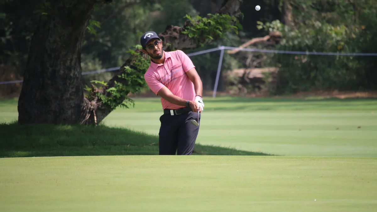 File photo from 25 March 2022: a player hits his third shot on the eighth hole at Delhi Golf Club, the venue of the DP World India Championship. It does not show Min Woo Lee. The 16:9 cropped derivative is offered under the same CC BY-SA 4.0 licence.