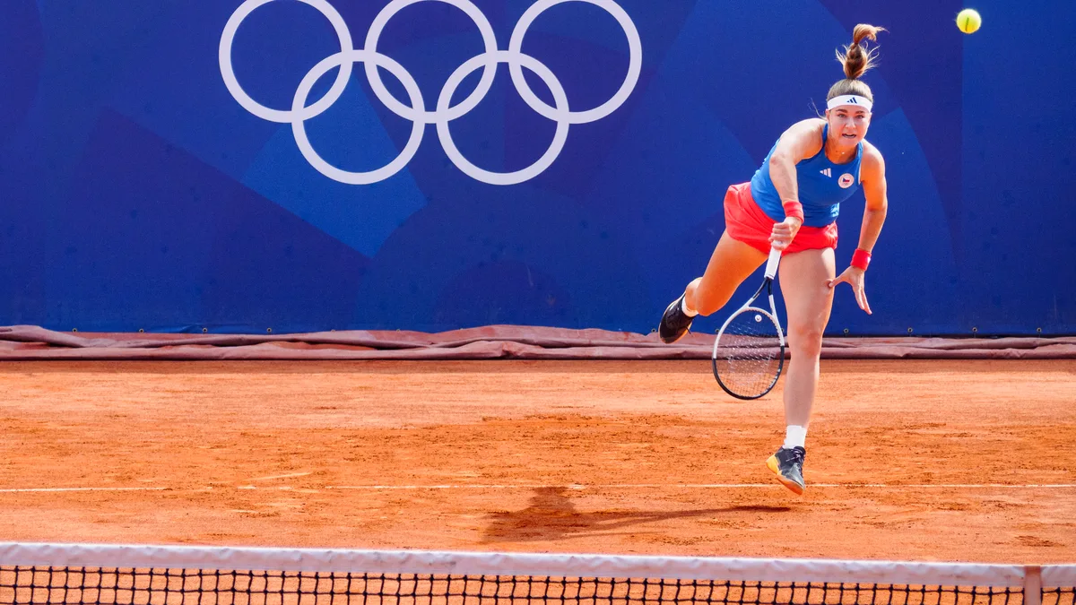 File photo from 28 July 2024: Karolina Muchova serving against Leylah Fernandez at the Paris Olympics. It does not show the 2026 Wuhan Open. The 16:9 cropped derivative is offered under the same CC BY-SA 4.0 licence.