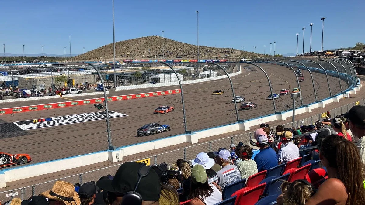 File photo from 10 March 2024: the NASCAR Cup Series field racing at Phoenix Raceway during the Shriners Children's 500. It does not show the October 2026 race weekend. The 16:9 cropped derivative is offered under the same CC BY-SA 4.0 licence.