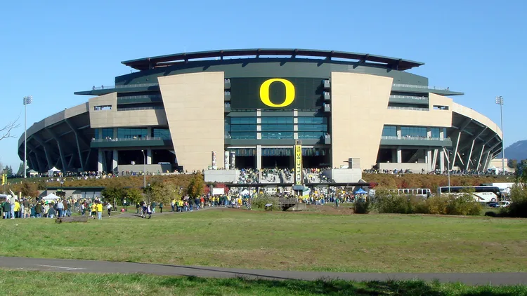 File photo from 27 October 2007: Autzen Stadium in Eugene, Oregon, home of the Oregon Ducks. It does not show the October 2026 game against Nebraska. The 16:9 cropped derivative is offered under the same CC BY-SA 3.0 licence.