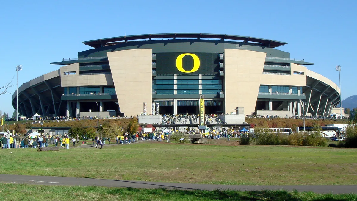 File photo from 27 October 2007: Autzen Stadium in Eugene, Oregon, home of the Oregon Ducks. It does not show the October 2026 game against Nebraska. The 16:9 cropped derivative is offered under the same CC BY-SA 3.0 licence.