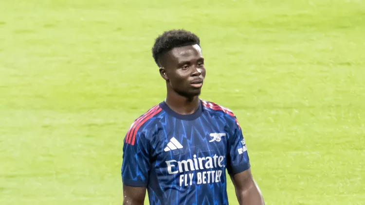 File photo from July 23, 2025: Bukayo Saka in an Arsenal shirt during the club's 2025 preseason. It does not show Wednesday's match in Munich or the injury. The 16:9 cropped derivative is offered under the same CC BY-SA 4.0 licence as the original.