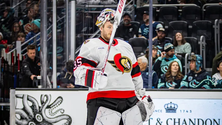 File photo from 17 December 2024: Ottawa goaltender Linus Ullmark. It does not show Thursday's game against the Islanders. The cropped 16:9 derivative is offered under the same CC BY-SA 2.0 licence as the original.