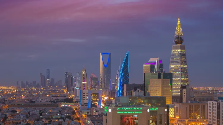 File photo: the Riyadh skyline at dusk, including the Kingdom Centre. It does not show the ANB Arena or the Six Kings Slam. Cropped 16:9 derivative offered under the same CC BY-SA 4.0 licence as the original.