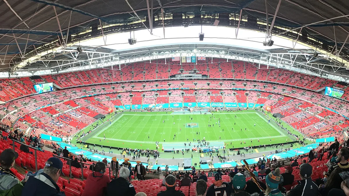 File photo from 1 October 2017: Wembley Stadium in London before an NFL London game between New Orleans and Miami. Travis Hunter does not appear in this photograph; it shows the venue of Sunday's game. The 16:9 cropped derivative is offered under the same CC BY 2.0 licence.