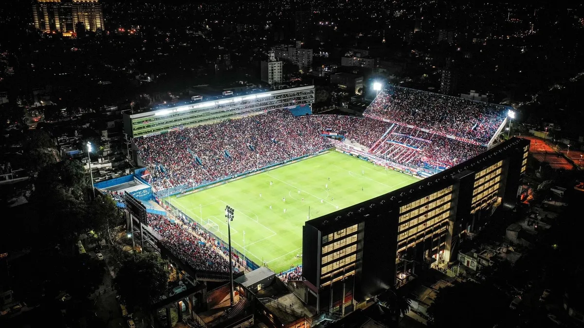 File photo dated June 2021 in its metadata: the Gran Parque Central stadium in Montevideo at night, where Nacional played Rentistas in the Copa Uruguay. It does not show the electronic card device or the 2026 match. The 16:9 cropped derivative is offered under the same CC BY-SA 4.0 licence.