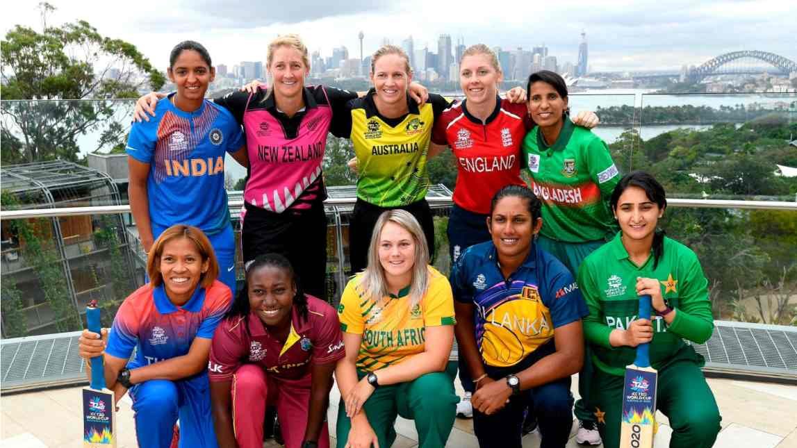 A group of women's cricket players, T20 2022.